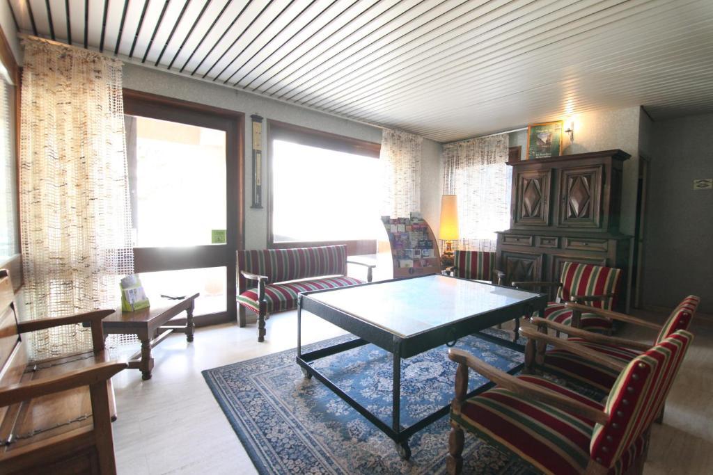 Logis Hotel Restaurant Du Commerce La Canourgue Exteriör bild