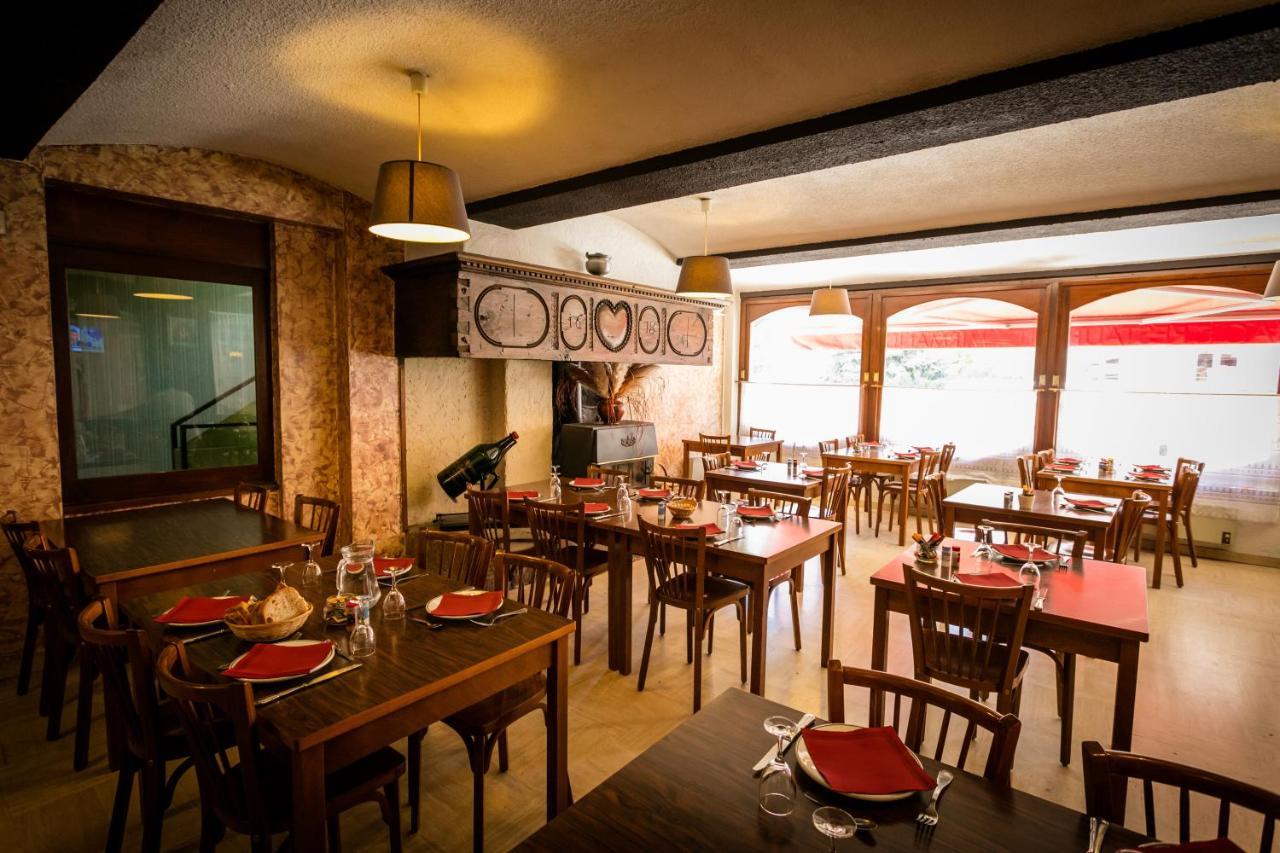 Logis Hotel Restaurant Du Commerce La Canourgue Exteriör bild